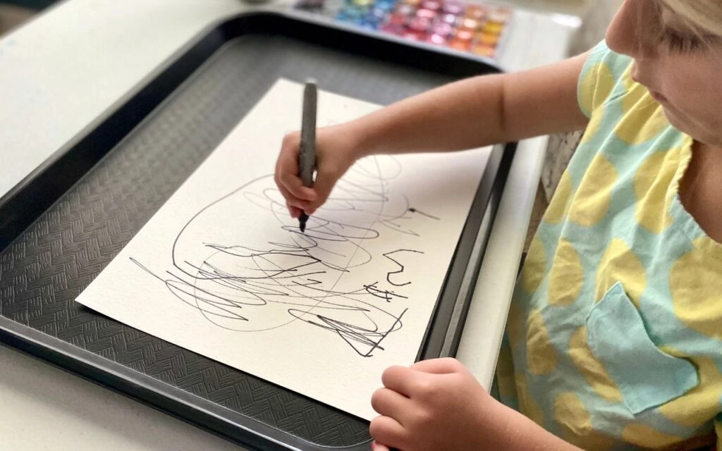 Child drawing with a sharpie